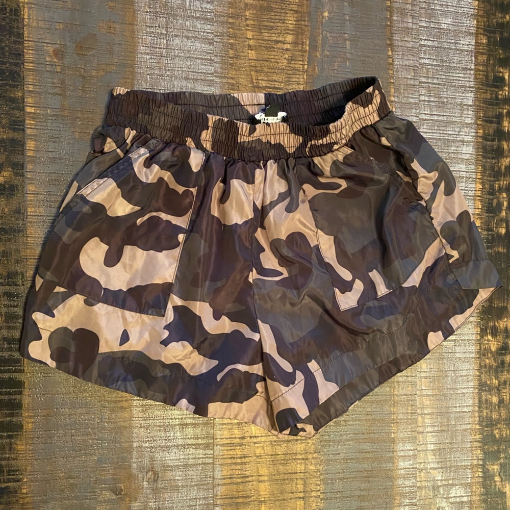 🎀 Womens Athletic Nylon shorts Camo Size large With pockets Elastic Waist